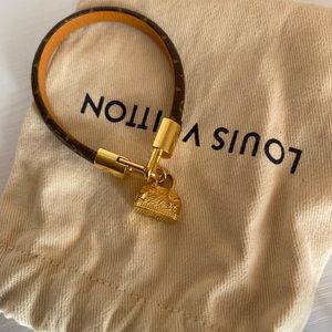 Louis Vuitton alma monogram bracelet size 17
